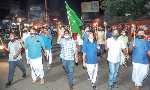 യൂ​ത്ത് ലീ​ഗ് മ​ല​പ്പു​റം മു​നി​സി​പ്പ​ൽ ക​മ്മി​റ്റി കു​ന്നു​മ്മ​ലി​ൽ ന​ട​ത്തി​യ പ​ന്തം​കൊ​ളു​ത്തി പ്ര​തി​ഷേ​ധം