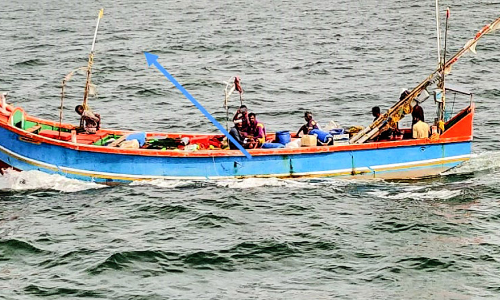 മുങ്ങുന്ന ബോട്ടിൽനിന്ന്​ ആറ്​ മത്സ്യത്തൊഴിലാളികളെ രക്ഷിച്ചു