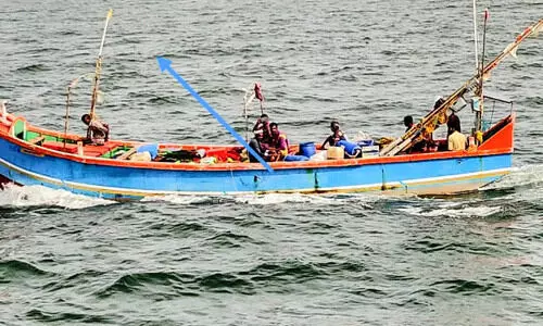മുങ്ങുന്ന ബോട്ടിൽനിന്ന്​ ആറ്​ മത്സ്യത്തൊഴിലാളികളെ രക്ഷിച്ചു