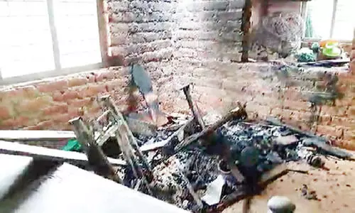 ക​ത​കു ത​ക​ർ​ത്ത് വീ​ട്ടു​പ​ക​ര​ണ​ങ്ങ​ൾ​ക്ക്​ തീ​യി​ട്ടു