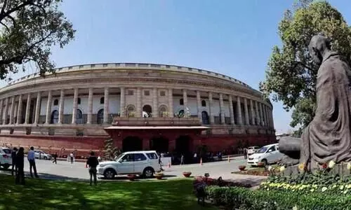 പാർലമെന്‍റ് പരിസരത്ത് കറങ്ങിയ യുവാവ് കസ്റ്റഡിയിൽ; കൈയിലെ കടലാസിൽ കോഡുകളെന്ന് പൊലീസ്