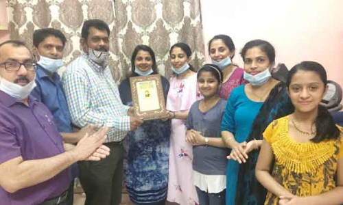 നീ​ന ടി​ജോ​ക്ക്​ യാ​ത്ര​യ​യ​പ്പ്​ ന​ൽ​കി