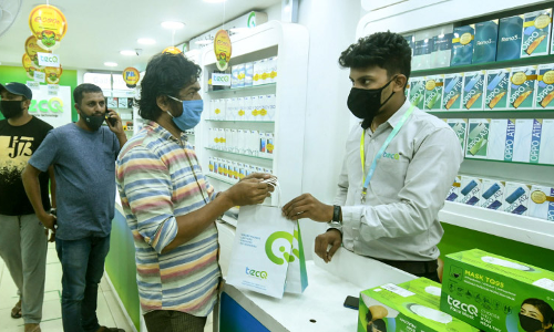 ഓണം വന്നാലും ഉണ്ണി പിറന്നാലും  സ്​മാർട്ട്​ ഫോൺ വേണം...