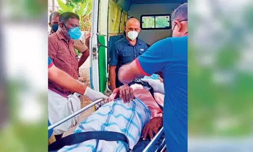 അവശതയിലായ വയോധികനെ പൊലീസ് ആശുപത്രിയിലെത്തിച്ചു