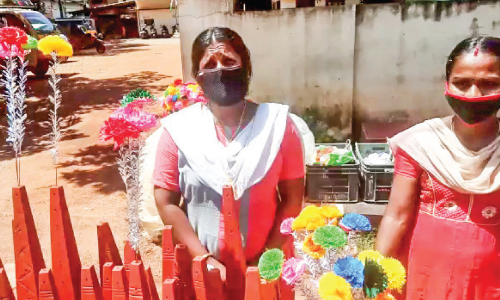 കൊ​ട​ക​ര​യി​ൽ വി​ല്‍പ​ന​ക്കു നി​ര​ത്തി​യ ഓ​ണ​ത്ത​പ്പ​ന്‍മാ​ര്‍