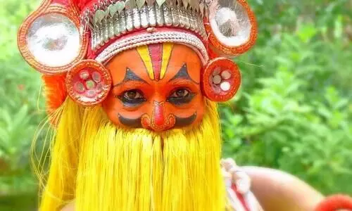 തെയ്യം തന്നെ, പക്ഷെ സംസാരിക്കില്ല ഈ ഓണപ്പൊട്ടൻ