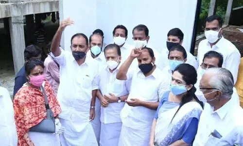 കാറ്റടിച്ചാൽ ഫ്ലാറ്റ് വീഴും; വടക്കാഞ്ചേരിയിലെ വിവാദ ഫ്ലാറ്റ് സന്ദർശിച്ച് ചെന്നിത്തല കാറ്റടിച്ചാൽ ഫ്ലാറ്റ് വീഴും; വടക്കാഞ്ചേരിയിലെ വിവാദ ഫ്ലാറ്റ് സന്ദർശിച്ച് ചെന്നിത്തല