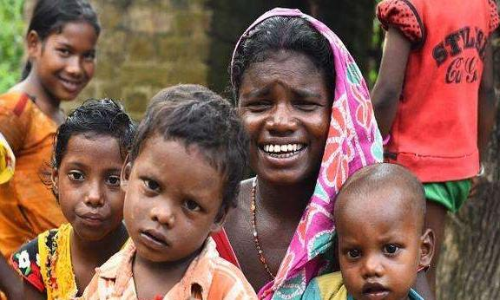 ആദിവാസികൾക്ക് ഓണക്കോടിക്ക് ആറ് കോടി