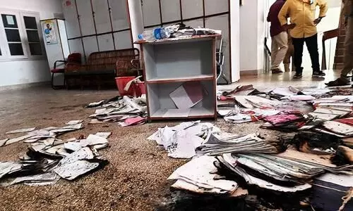 സെ​ക്ര​േ​ട്ട​റി​യ​റ്റി​ലെ തീ​പി​ടി​ത്ത​ത്തി​ൽ ന​ശി​ച്ച ഫ​യ​ലു​ക​ൾ