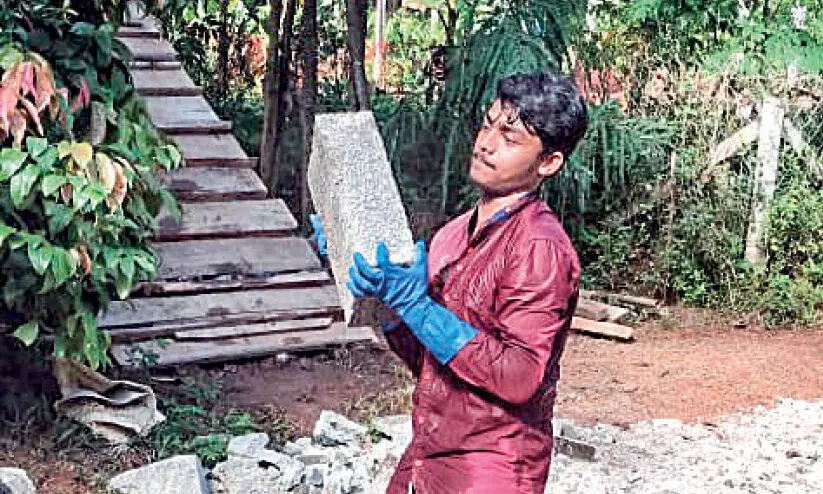 ശ്രീരാജ് ജോലിക്കിടെ ശ്രീരാജ് ജോലിക്കിടെ