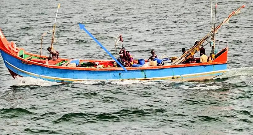 മുങ്ങുന്ന ബോട്ടിൽനിന്ന് ആറ് മത്സ്യത്തൊഴിലാളികളെ രക്ഷിച്ചു മുങ്ങുന്ന ബോട്ടിൽനിന്ന് ആറ് മത്സ്യത്തൊഴിലാളികളെ രക്ഷിച്ചു