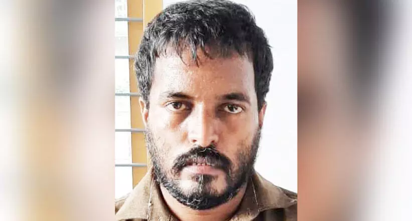 കമ്പ്യൂട്ടർ സെൻററിലെ ബാറ്ററികൾ ഒാേട്ടായിൽ കടത്തിയ പ്രതി പിടിയിൽ കമ്പ്യൂട്ടർ സെൻററിലെ ബാറ്ററികൾ ഒാേട്ടായിൽ കടത്തിയ പ്രതി പിടിയിൽ