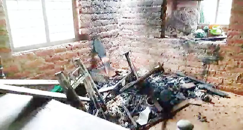 ക​ത​കു ത​ക​ർ​ത്ത് വീ​ട്ടു​പ​ക​ര​ണ​ങ്ങ​ൾ​ക്ക്​ തീ​യി​ട്ടു