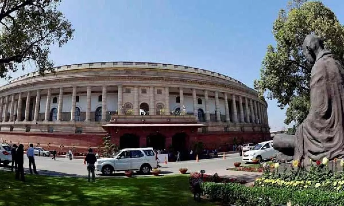 പാർലമെന്റ് പരിസരത്ത് കറങ്ങിയ യുവാവ് കസ്റ്റഡിയിൽ; കൈയിലെ കടലാസിൽ കോഡുകളെന്ന് പൊലീസ് പാർലമെന്റ് പരിസരത്ത് കറങ്ങിയ യുവാവ് കസ്റ്റഡിയിൽ; കൈയിലെ കടലാസിൽ കോഡുകളെന്ന് പൊലീസ്