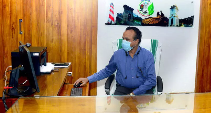 രണ്ട്​ ചേംബറിലും ഇരുന്ന കലക്ടറായി ബി. അബ്​ദുല്‍ നാസര്‍