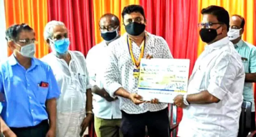 അർബുദരോഗികൾക്ക് മരുന്ന് വാങ്ങുന്നതിന് ലക്ഷം രൂപ കൈമാറി അർബുദരോഗികൾക്ക് മരുന്ന് വാങ്ങുന്നതിന് ലക്ഷം രൂപ കൈമാറി