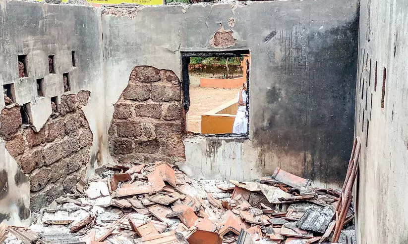 സ്കൂൾ പാചകപ്പുരക്ക് തീപിടിച്ച് വൻ നാശനഷ്ടം സ്കൂൾ പാചകപ്പുരക്ക് തീപിടിച്ച് വൻ നാശനഷ്ടം