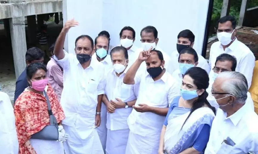 കാറ്റടിച്ചാൽ ഫ്ലാറ്റ് വീഴും; വടക്കാഞ്ചേരിയിലെ വിവാദ ഫ്ലാറ്റ് സന്ദർശിച്ച് ചെന്നിത്തല