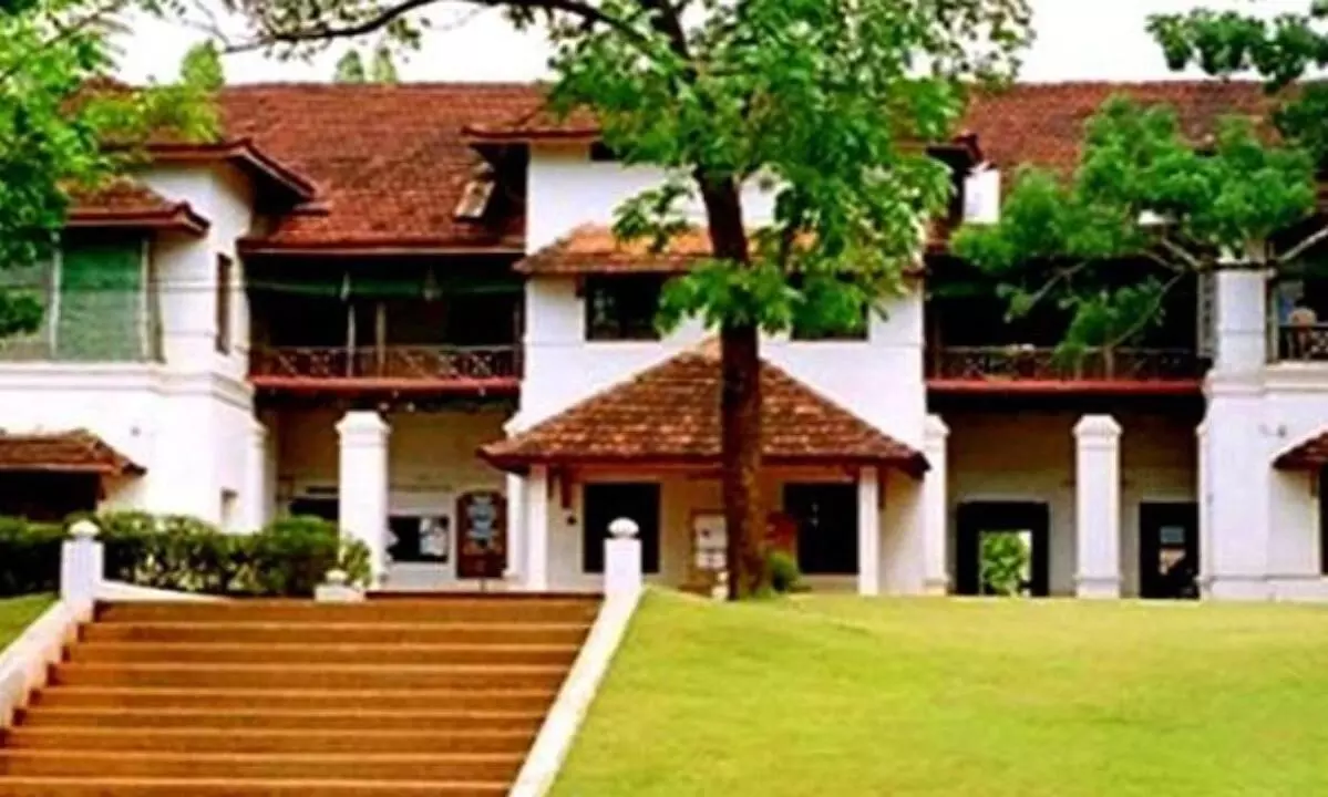 പൂർവ്വ വിദ്യാർഥിനിയുടെ പീഡനാരോപണം ; യു.സി കോളജ് അധ്യാപകനെ വകുപ്പ് അധ്യക്ഷ സ്ഥാനത്തു നിന്ന് ഒഴിവാക്കി അന്വേഷണം പൂർവ്വ വിദ്യാർഥിനിയുടെ പീഡനാരോപണം ; യു.സി കോളജ് അധ്യാപകനെ വകുപ്പ് അധ്യക്ഷ സ്ഥാനത്തു നിന്ന് ഒഴിവാക്കി അന്വേഷണം