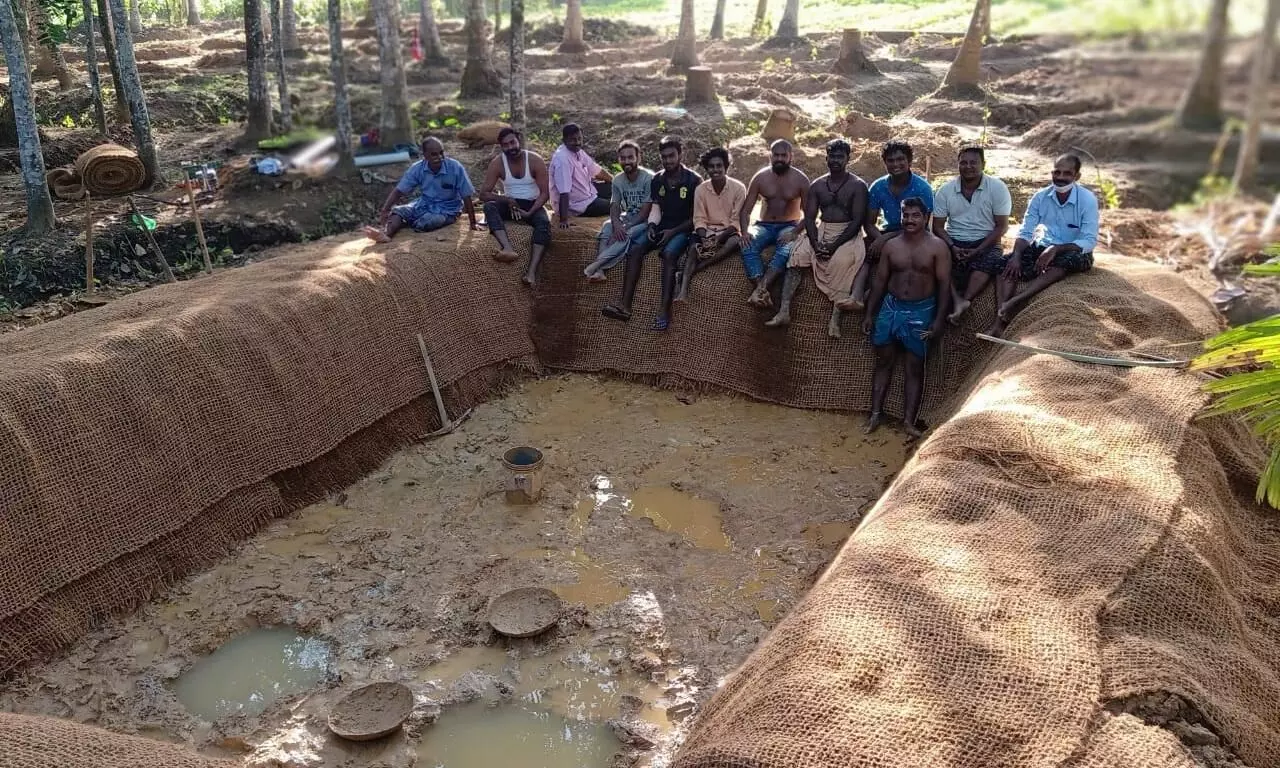 കോവിഡ്  പ്രതിസന്ധി എങ്ങനെ മറികടക്കും ? കുളമുണ്ടാക്കി കൃഷി നടത്തിയാലോ...