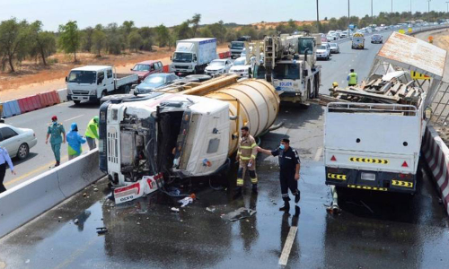 ഷാർജയിൽ യാത്രയിൽ ട്രക്കി​െൻറ ടയർ പൊട്ടി അപകടം; ഒരു മരണം