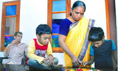 പൂക്കളമിടാൻ വീടായി: സുമതിക്കും കുടുംബത്തിനും ലൈഫ് ആശ്വാസമായി