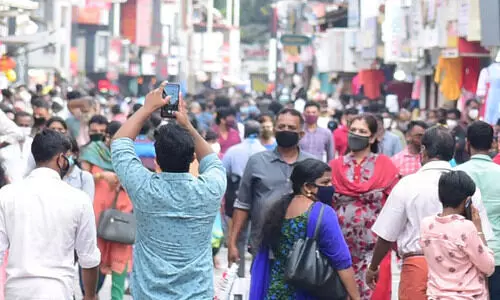 ഒാണമിങ്ങെത്തി; നഗരമുണർന്നു