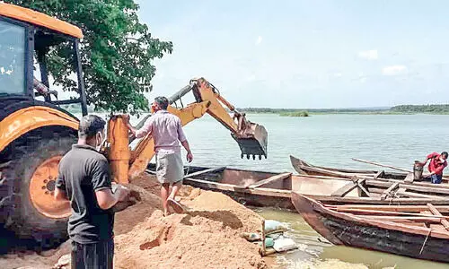 കോ​വി​ഡി​െൻറ മ​റ​വി​ൽ മ​ണ​ൽ​ക്ക​ട​ത്ത്; എ​ട്ടു​വ​ഞ്ചി​ക​ൾ ന​ശി​പ്പി​ച്ചു