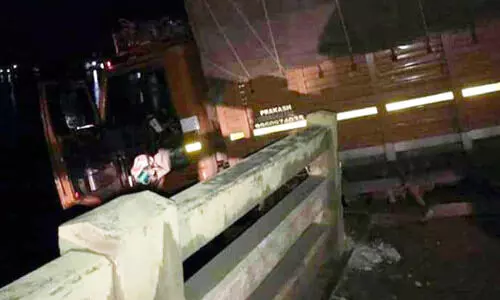 ആയുധങ്ങളുമായി പോയ വാഹനം അപകടത്തിൽപെട്ടു