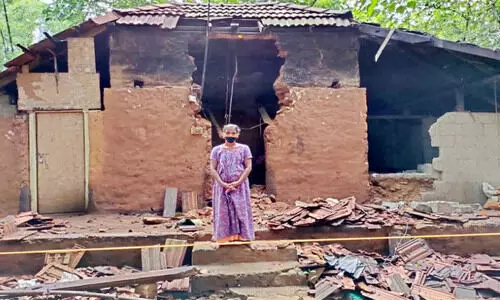 ക​ന​ത്ത മ​ഴ വീ​ടെ​ടു​ത്തു; പ്ലാ​സ്​​റ്റി​ക്​ ഷീ​റ്റി​ന​ടി​യി​ൽ ഭീ​തി​യോ​ടെ വീ​ട്ട​മ്മ