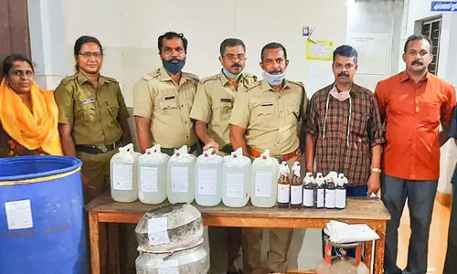 വാറ്റുകേന്ദ്രത്തിൽനിന്ന്​ ചാരായവും കോടയും പിടികൂടി