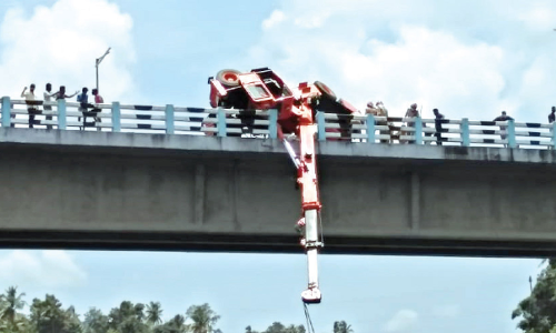 പാ​ല​ത്തി​ന​ടി​യി​ൽ കു​ടു​ങ്ങി​യ വ​ൻ​മ​രം ക​യ​റ്റു​ന്ന​തി​നി​ടെ ക്രെ​യി​ൻ മ​റി​ഞ്ഞു