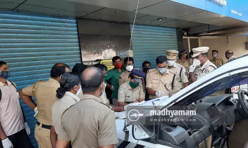 പോപ്പുലർ ഫിനാൻസി​െൻറ ആസ്​ഥാനത്ത്​ പൊലീസ്​ റെയ്​ഡ്​; നിക്ഷേപകർ തള്ളിക്കയറി