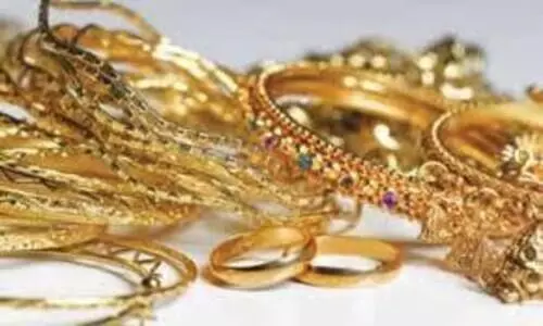 മൂ​ന്നു​പീ​ടി​ക​യി​ലെ ജ്വ​ല്ല​റി ക​വ​ര്‍ച്ച: ഉ​ട​മ​ക്കെ​തി​രെ   പ​രാ​തി