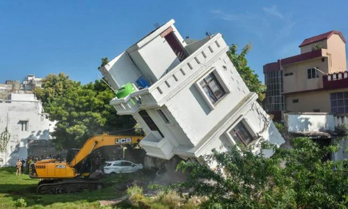 അനധികൃതമെന്ന്​ ആരോപണം; യു.പിയിൽ​ എം.എൽ.എയുടെ ഉടമസ്​ഥതയിലുള്ള കെട്ടിടങ്ങൾ പൊളിച്ചുനീക്കി