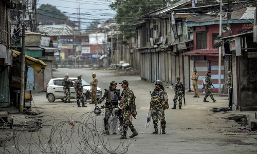 കശ്​മീരിൽ പൊലീസുകാരന്​ വീരമൃത്യു; മൂ​ന്നു ഭീ​ക​ര​രെ വ​ധി​ച്ചു