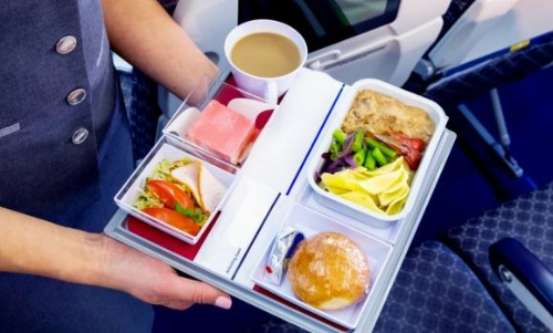 വിമാനത്തിൽ ഭക്ഷണം വിളമ്പാൻ അ​നു​മ​തി