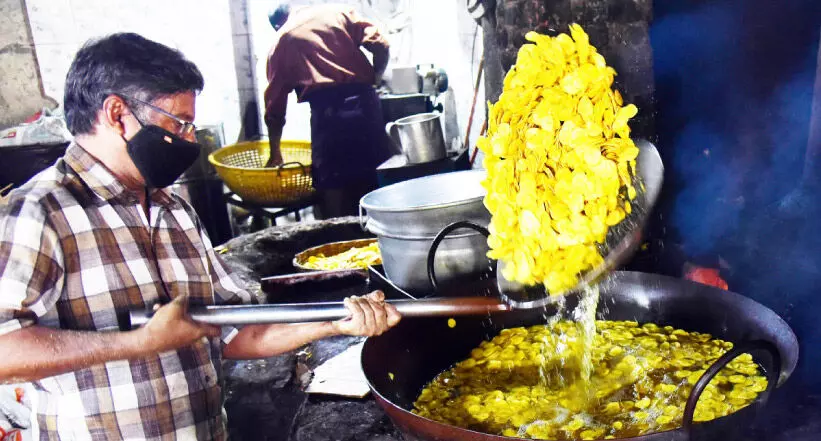 ഓണം: ഒഴിച്ചുകൂടാനാവില്ല കായവറുത്തത് ഓണം: ഒഴിച്ചുകൂടാനാവില്ല കായവറുത്തത്