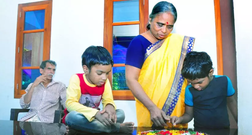 പൂക്കളമിടാൻ വീടായി: സുമതിക്കും കുടുംബത്തിനും ലൈഫ് ആശ്വാസമായി പൂക്കളമിടാൻ വീടായി: സുമതിക്കും കുടുംബത്തിനും ലൈഫ് ആശ്വാസമായി