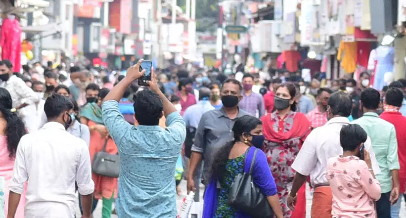 ഒാണമിങ്ങെത്തി; നഗരമുണർന്നു