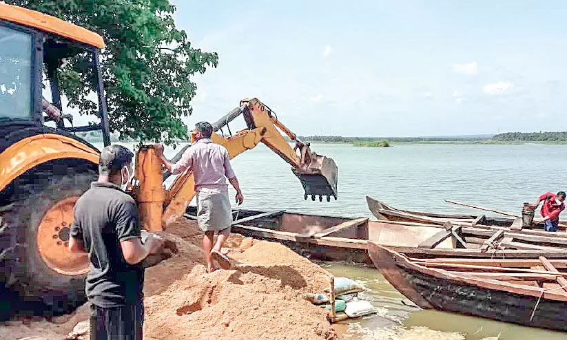 കോ​വി​ഡി​െൻറ മ​റ​വി​ൽ മ​ണ​ൽ​ക്ക​ട​ത്ത്; എ​ട്ടു​വ​ഞ്ചി​ക​ൾ ന​ശി​പ്പി​ച്ചു