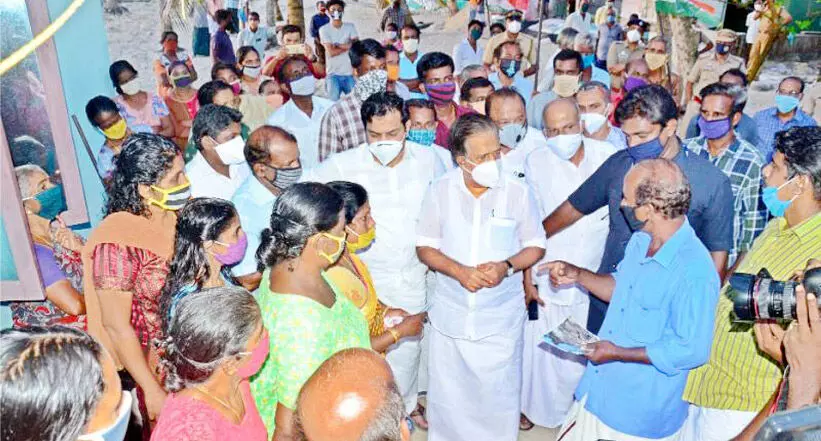 തീ​ര​ജ​ന​ത​യു​ടെ പ്ര​ശ്ന പ​രി​ഹാ​ര​ത്തി​ന് സ​ർ​ക്കാ​ർ ഇ​ട​പെ​ടു​ന്നി​ല്ല -ചെ​ന്നി​ത്ത​ല