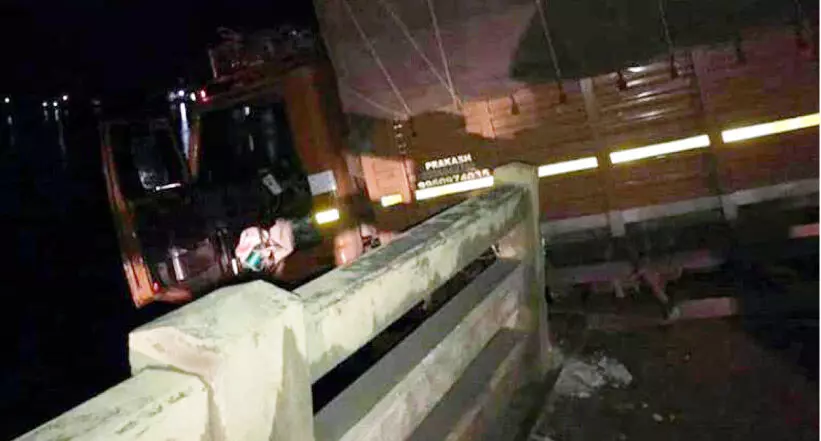 ആയുധങ്ങളുമായി പോയ വാഹനം അപകടത്തിൽപെട്ടു ആയുധങ്ങളുമായി പോയ വാഹനം അപകടത്തിൽപെട്ടു