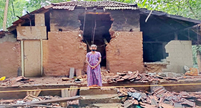 കനത്ത മഴ വീടെടുത്തു; പ്ലാസ്റ്റിക് ഷീറ്റിനടിയിൽ ഭീതിയോടെ വീട്ടമ്മ കനത്ത മഴ വീടെടുത്തു; പ്ലാസ്റ്റിക് ഷീറ്റിനടിയിൽ ഭീതിയോടെ വീട്ടമ്മ