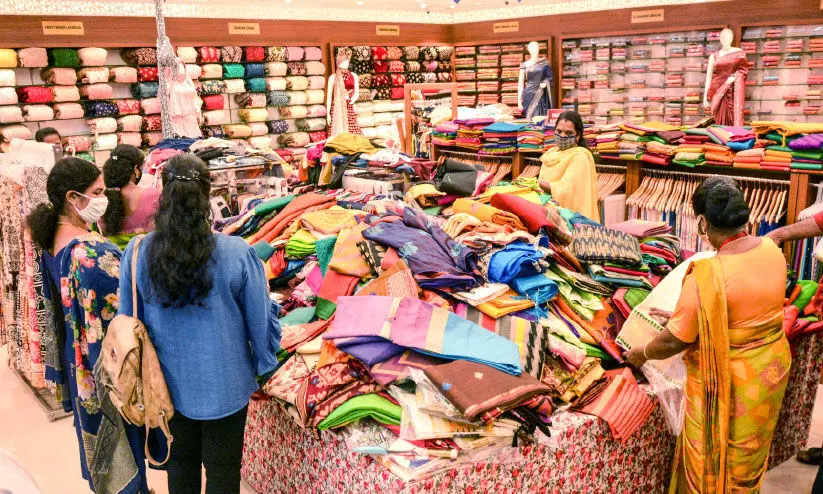 മാസ്​ക്കിട്ട്​, സോപ്പിട്ട്​ ഉണർവോടെ ഓണവിപണി