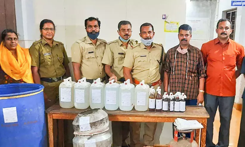 വാറ്റുകേന്ദ്രത്തിൽനിന്ന്​ ചാരായവും കോടയും പിടികൂടി