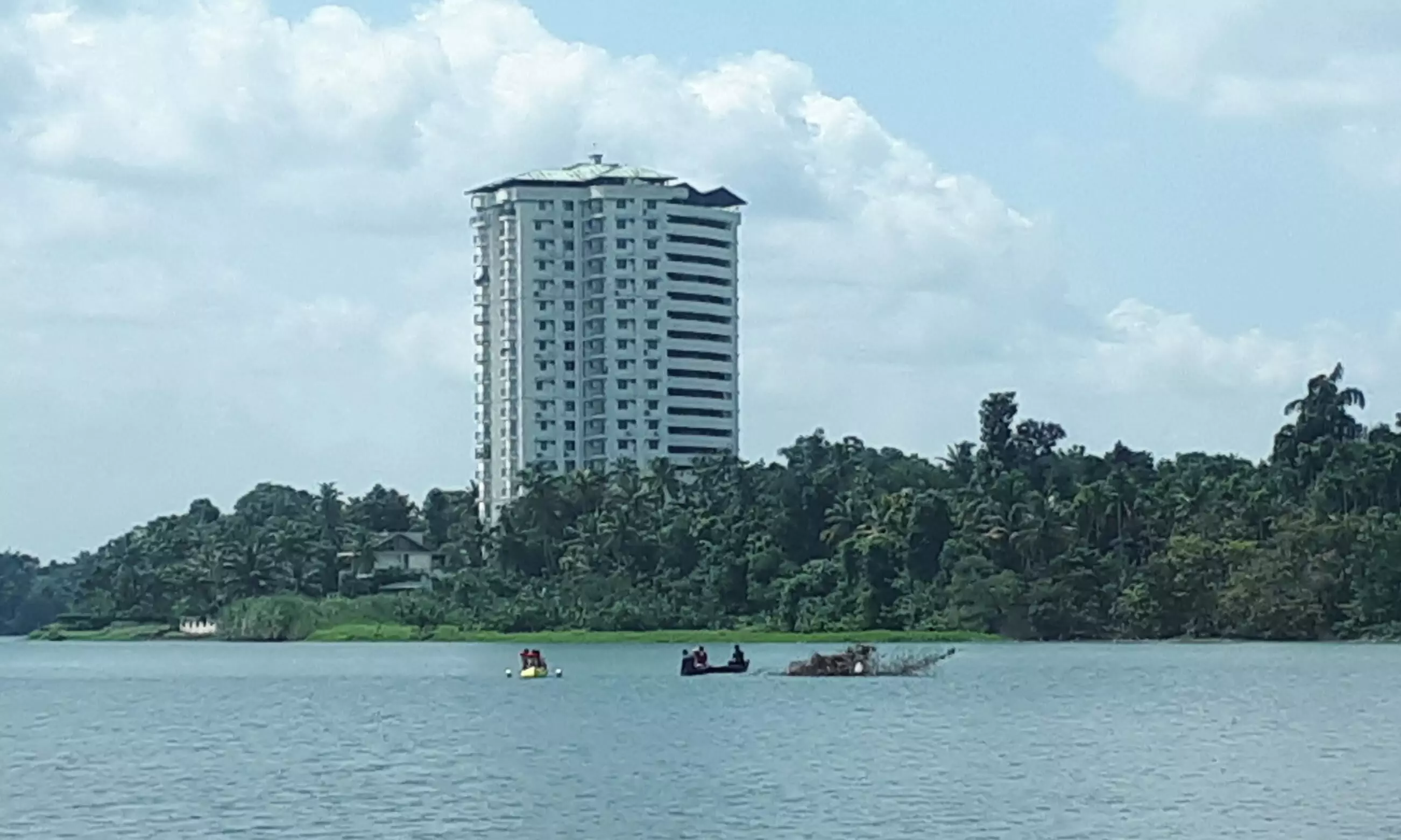 മൃതദേഹമെന്ന്​ കരുതി പെരിയാറിൽ മൂന്ന് മണിക്കൂര്‍ തിരച്ചിൽ; കിട്ടിയത് വസ്ത്രക്കടയില്‍നിന്ന് ഒഴിവാക്കിയ ഡമ്മി