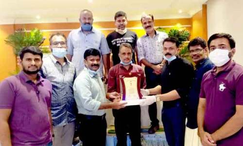 മാ​ങ്കാ​യി റ​ഷീ​ദി​ന് യാ​ത്ര​യ​യ​പ്പ് ന​ൽ​കി