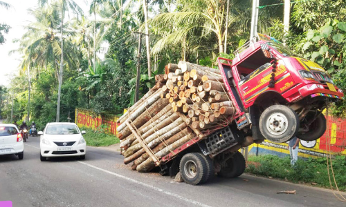 അമിതഭാരം: ലോറി അപകടത്തിൽപെട്ടു
