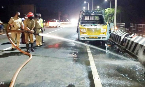 ഓട്ടത്തിനിടെ മിനിവാനിന്​ തീപിടിച്ചു